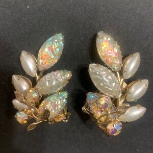 Vintage 1950’s Aurora Borealis Pearlized Foil Floral earrings .. light amber
